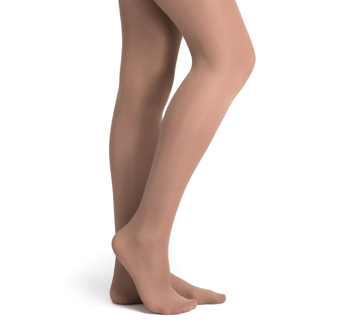 Nahaufnahme von zwei Beinen in Rumpfs 120 Glanzstrumpfhose in Toast, die auf einem weißen Hintergrund stehen.